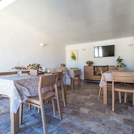 Karama Guest house